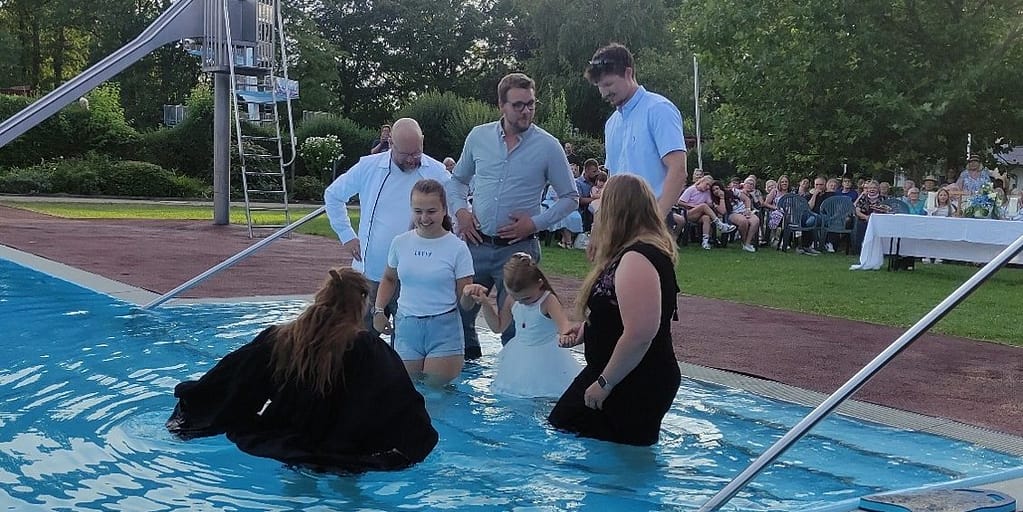 Taufe in Hänigser Schwimmbad