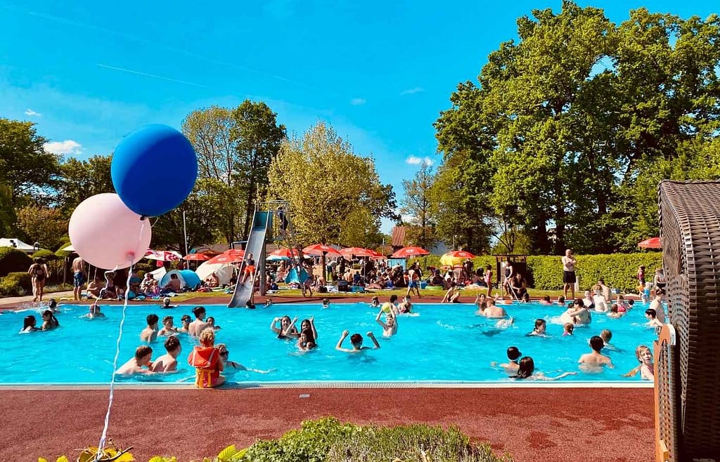 Freibad Hänigsen pool mit Kinder