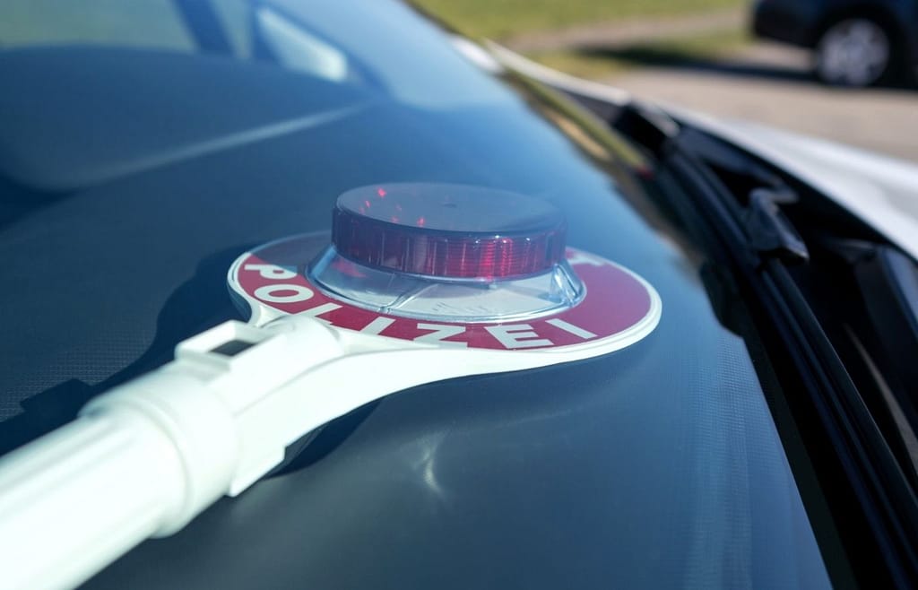 Polizeikelle in Auto