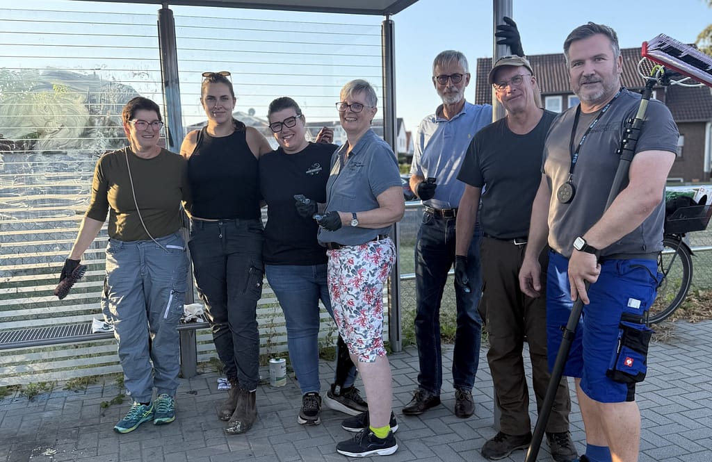 CDU Hänigsen reinigt Bushäuschen im alten Ortskern
