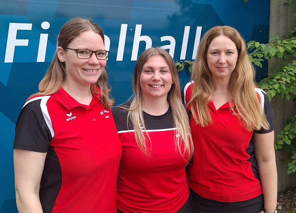 Das Uetzer Damenteam Marit Klanz, Sarah Tauermann und Sarah Oehns (v.l.) vor der Finalhalle bei den DM 2026
