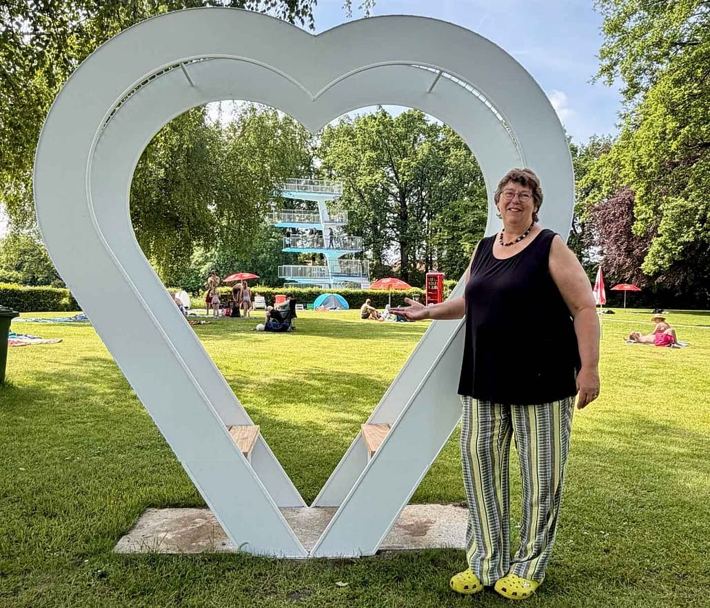 Erste Vorsitzende am neuen Herz im Freibad Hänigsen